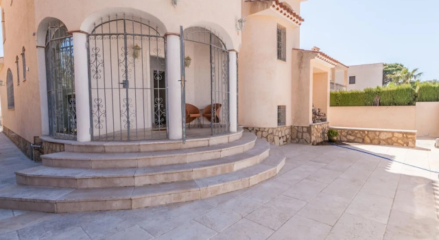 Amazing Villa on the Beach for 8 Persons With Private Pool in Miami Playa, Забронировать Вилла Бизнес-отели Tarragonès, 4* 5*