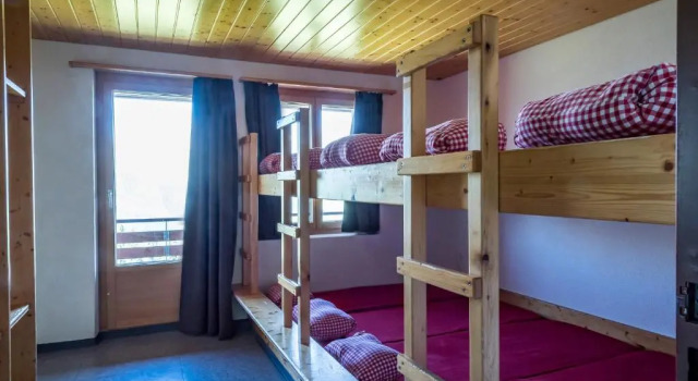 Кровать в общем номере Berghotel Sellamatt
