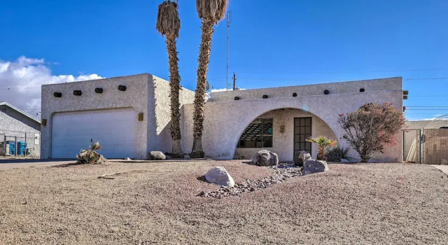 Коттедж 3 Mi to Lake Havasu: Home w/ Patio