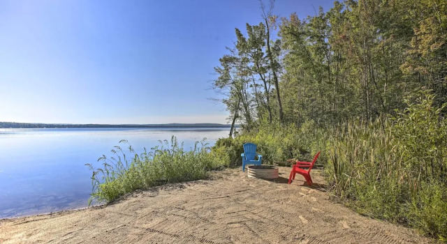 Interlochen Home on Green Lake w/ Dock & Beach!, Boek Vakantiehuis Interlochen Michigan