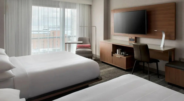 Четырёхместный номер Standard с видом на реку Norfolk Waterside Marriott