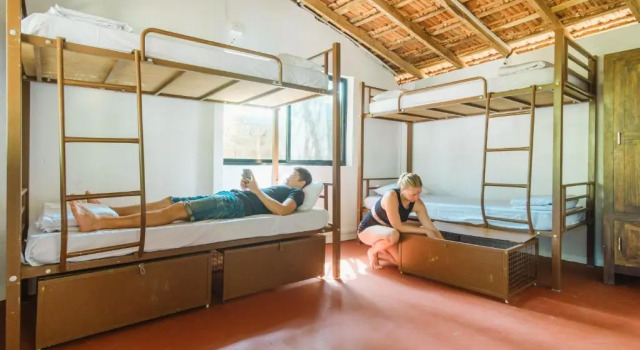 Кровать в общем номере SPACELAND Mandrem