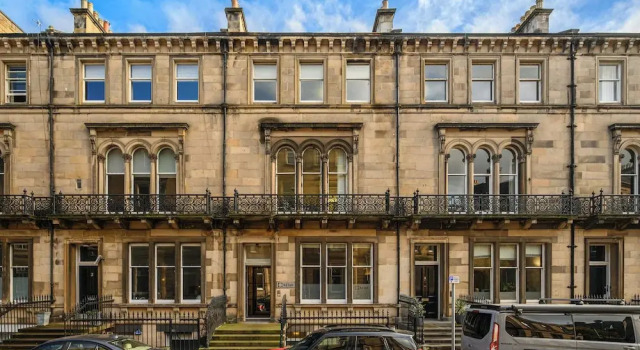 Elegant 3-Bedroom Flat in West End