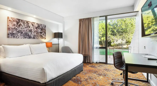 Двухместный номер Standard с балконом Crowne Plaza Alice Springs Lasseters by IHG