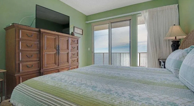 Tropical High-Rise Condo with Beachside Pool Access and Free Poolside WiFi - Unit 2004 by RedAwning, Забронировать Отель Панама-Сити Панхэндл Флорида, рядом с Загородный клуб "Сигнал Хилл"