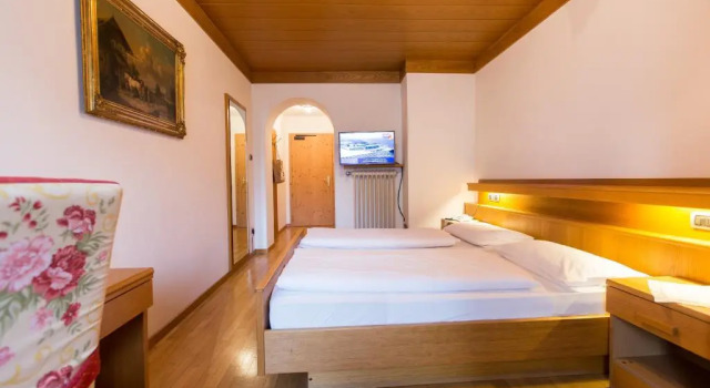 Hotel Goldene Rose, Забронировать Отель Монгуэльфо План-де-Коронес