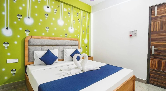 Hotel M-I-N-X Radhika Palace Ayodhya