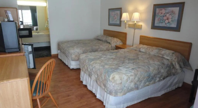 Четырёхместный номер Standard Grand Rapids Inn