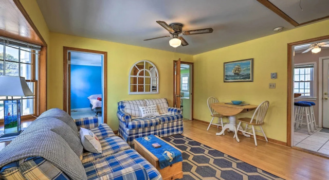 Cape Cod Retreat w/ Gas Grill, Steps to Beach, Buchen Sie Ferienwohnung  