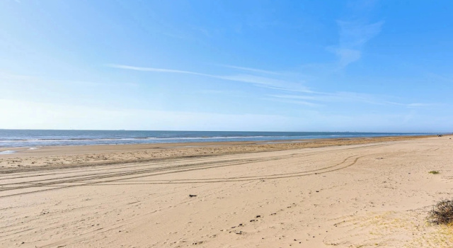 Коттедж Steps to Sand: Spacious Crystal Beach Home w/ View