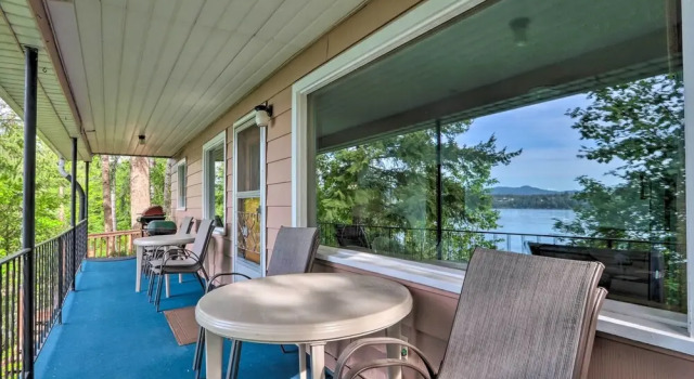 Коттедж с 3 комнатами с балконом 'honeysuckle on Hayden' Lakefront Home w/ Dock!