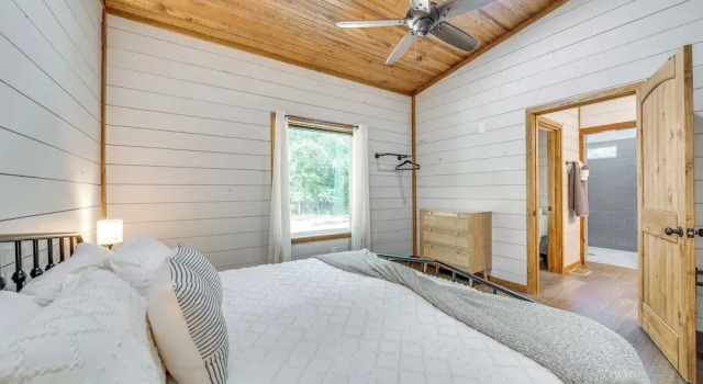 Creekside Cabin w/ Views & Hot Tub in Broken Bow, Boek Vakantiehuis Hochatown Oklahoma