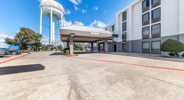 Motel 6-Lewisville, TX - Medical City, Забронировать Мотель Отели Льюисвилл с парковкой, Парковка