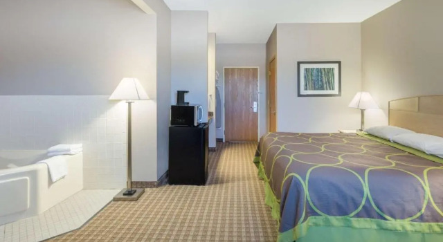 Suite Super 8 by Wyndham Carroll/East