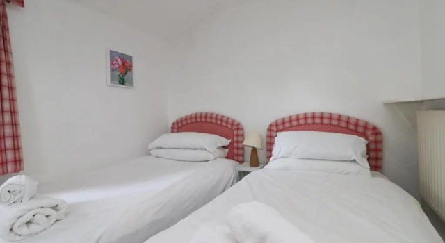 Spacious & modern beach house, 100m to beach