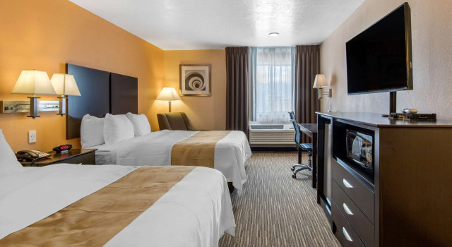 Четырёхместный номер Standard Quality Inn & Suites Albuquerque North near Balloon Fiesta Park