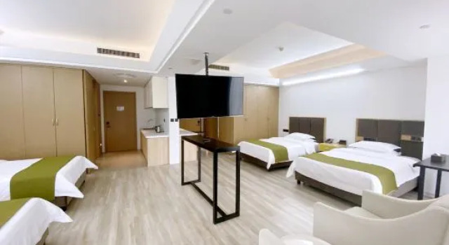 Кровать в общем номере с 2 комнатами Aimu International Hotel (Zhengzhou East Railway Station Exhibition Center)