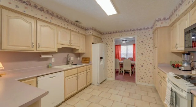 Коттедж Pine Knoll Shores Getaway - Walk to Beach!