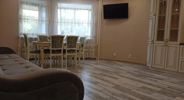 Very spacious apartment in the area of Shirotnaya St., Prenota Appartamento Tjumen' 