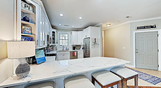 New Listing! Beach Chic Townhouse W/ Pool Access Townhouse, Забронировать Дом для отпуска Коттеджи Южной Каролины, Коттедж