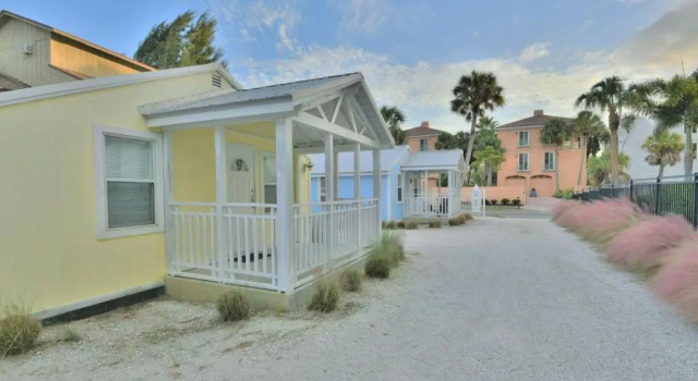 Siesta Beach Cottage, Sleeps 6, Walk to Beach, Stores, & Restaurants, Забронировать Отель Отели Сиеста-Ки с парковкой, Парковка