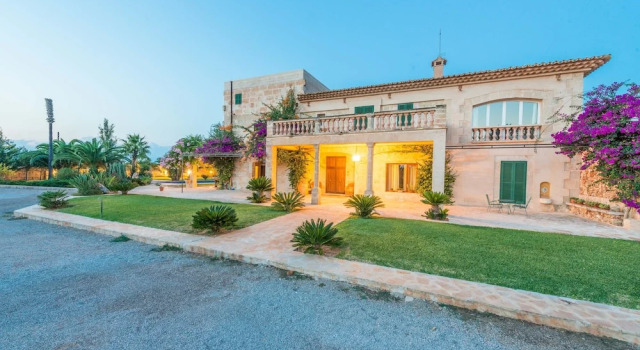 Villa Arquell, Book Villa Campos 