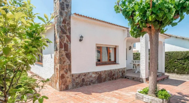 Lovely house with a huge garden, Prenota Hotel El Vendrell El Baix Penedès