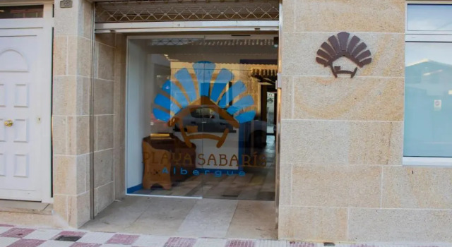 Кровать в общем номере Albergue playa de sabaris