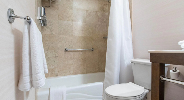 Четырёхместный номер Standard Best Western Premier Plainview-Long Island Hotel