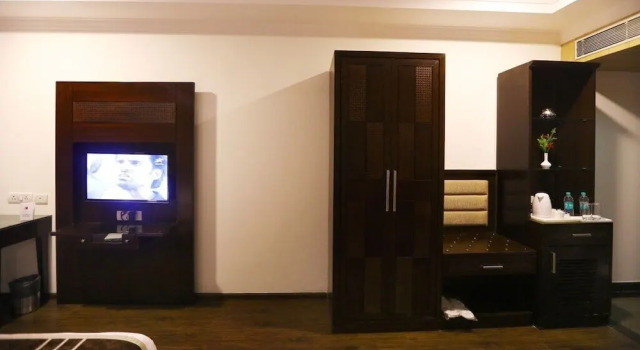 Clarks Inn Suites, Забронировать Отель Отели Нью-Дели с парковкой, Парковка