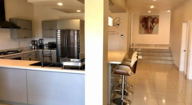 Коттедж Charming House With Beautiful City View
