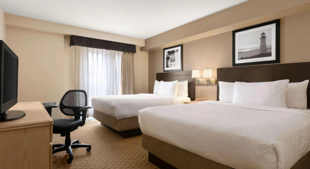 Четырёхместный люкс Travelodge Suites by Wyndham Moncton