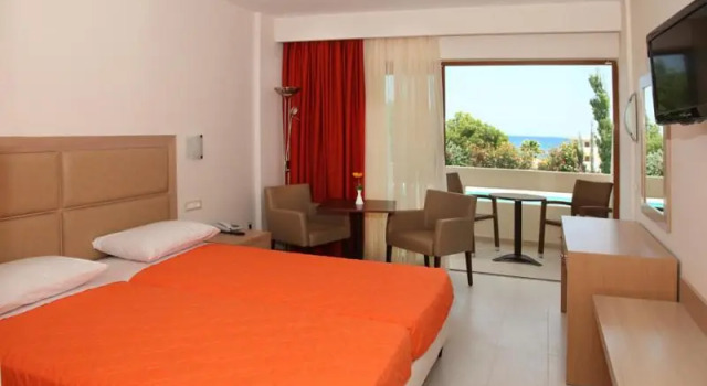 Двухместный номер Standard с видом на бассейн KOLYMBIA SKY HOTEL