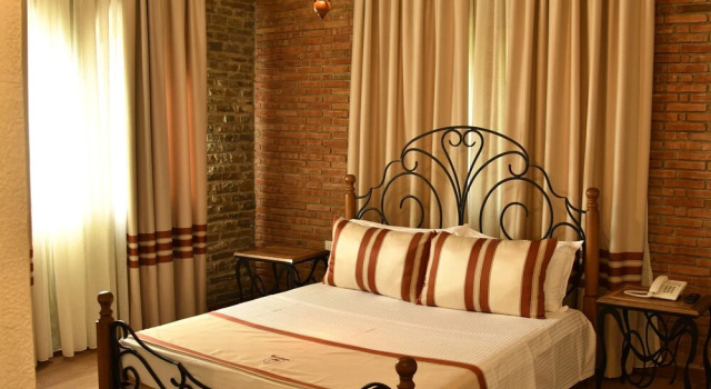 Hotel Restaurant Emblema, Забронировать Отель Тирана область Тирана