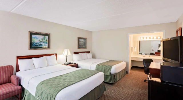 Четырёхместный номер Standard Days Inn by Wyndham Bay City