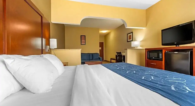 Трёхместный люкс Comfort Suites Findlay I-75 near Sports Complex