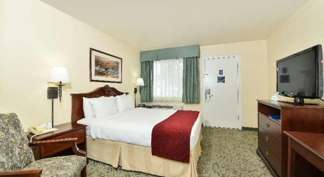 Двухместный номер Standard с балконом Best Western Petaluma Inn