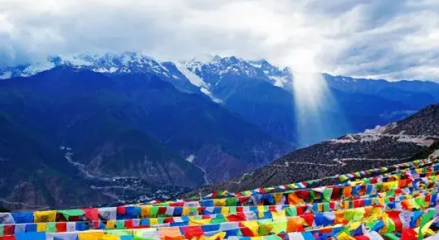 Weixi Gengduyushanye Homestay, Prenota Hotel Deqin Yunnan