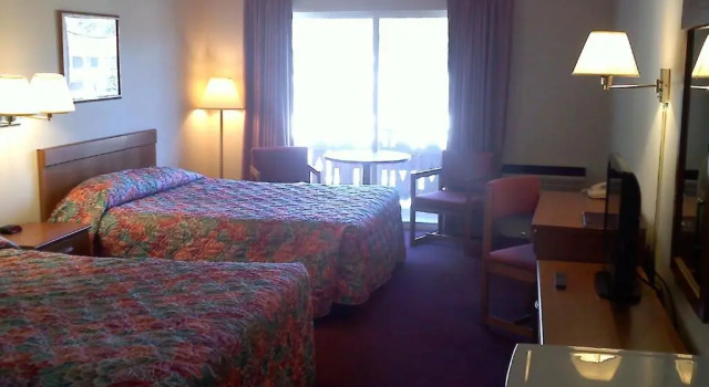 Четырёхместный номер Standard Carriage House Motor Inn