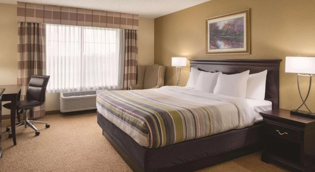 Люкс c 1 комнатой Country Inn & Suites by Radisson, West Bend, WI