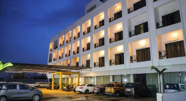 Hotel Devanshi & Banquets by Classy Stay, Забронировать Отель Отели штата Махараштры 3 звезды, 3*