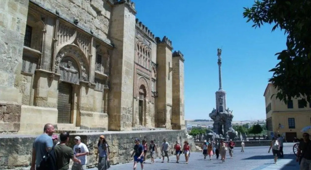 Коттедж с 2 комнатами Casa la Mezquita con parking gratis