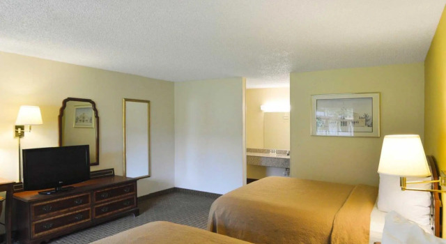 Четырёхместный номер Standard Quality Inn Gainesville
