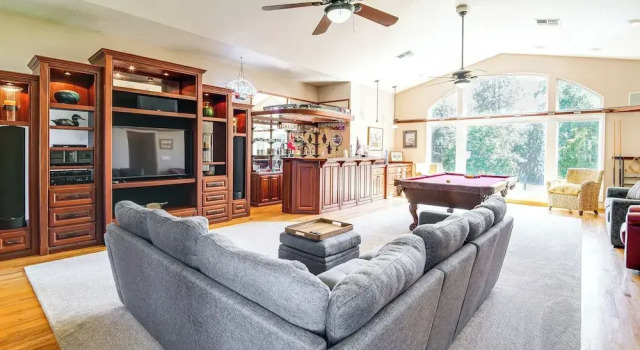 Коттедж Lovely Riverfront Grants Pass Home: Pool & Hot Tub