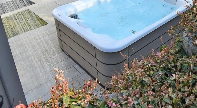 Коттедж с 2 комнатами Appartamento Fiordaliso Bellagio Wild Flowers - HOT TUB