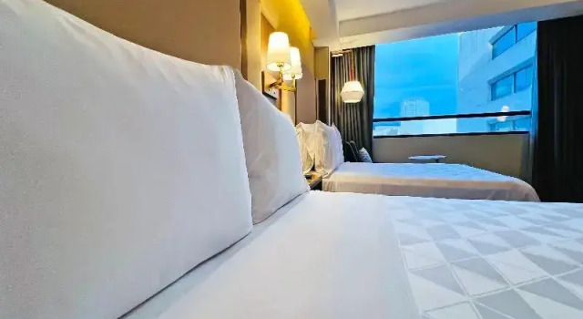Четырёхместный номер Standard с балконом Holiday Inn Mexico City-Plaza Universidad by IHG