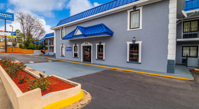 Rodeway Inn & Suites Fort Jackson, Забронировать Мини-отель Отели Колумбии с парковкой, Парковка