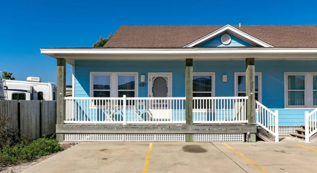 Intimate Resort 2 Blocks from Beach by RedAwning