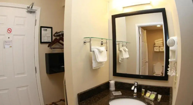 Четырёхместный номер Standard Budget Host Inn & Suites