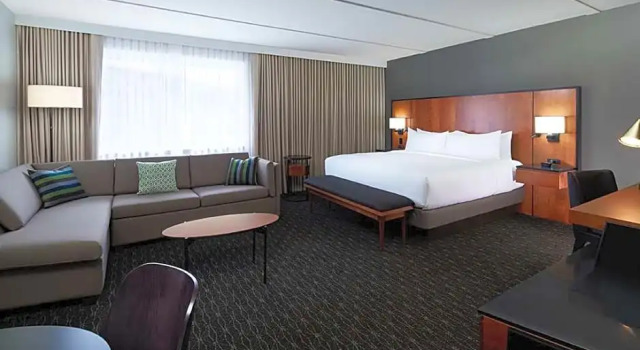Двухместный люкс с 2 комнатами Doubletree By Hilton Montreal Airport